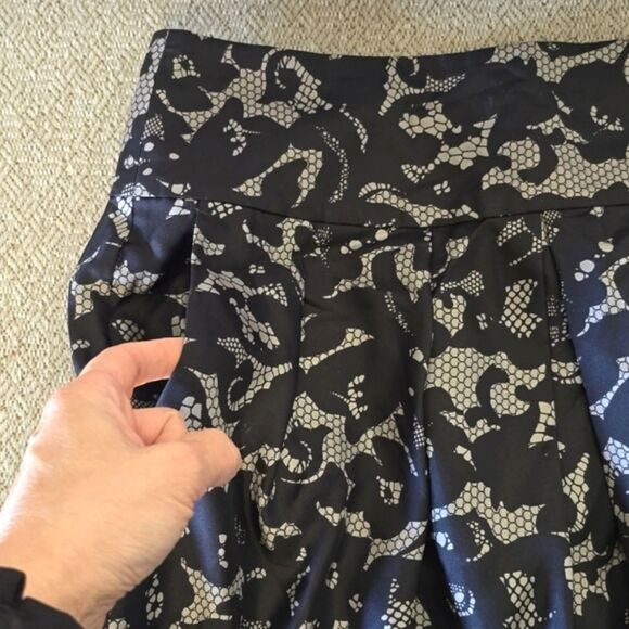 Banana Republic Black and Taupe Laced Print Silk Skirt - Size 6P - Picture 5 of 14